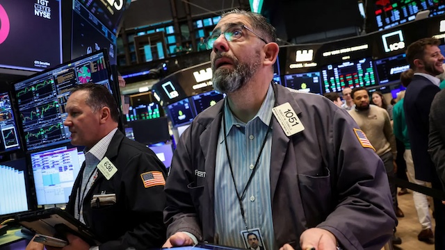 Giảm thêm gần 450 điểm, Dow Jones tiến sát vùng điều chỉnh