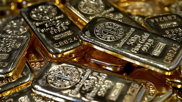 Vàng thế giới vượt mốc 4,400 USD khi ông Trump hoãn tấn công Iran