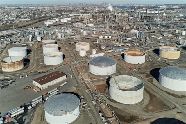 Giá dầu lao dốc gần 11% khi ông Trump hoãn tấn công hạ tầng năng lượng Iran