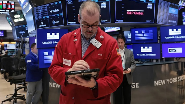 Dow Jones lao dốc gần 800 điểm, rơi vào vùng điều chỉnh
