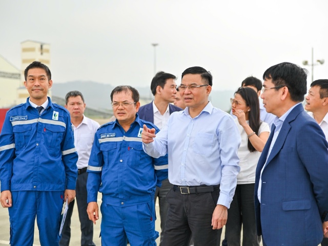 Xem xét dùng tàu treo cờ Việt Nam chở dầu thô từ Kuwait qua eo biển Hormuz
