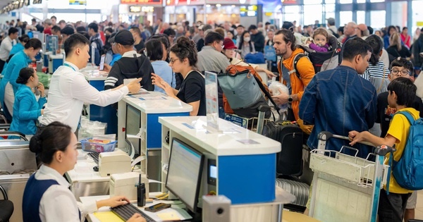 Yêu cầu đánh giá tác động 'tăng trần' giá vé và phụ thu nhiên liệu hàng không