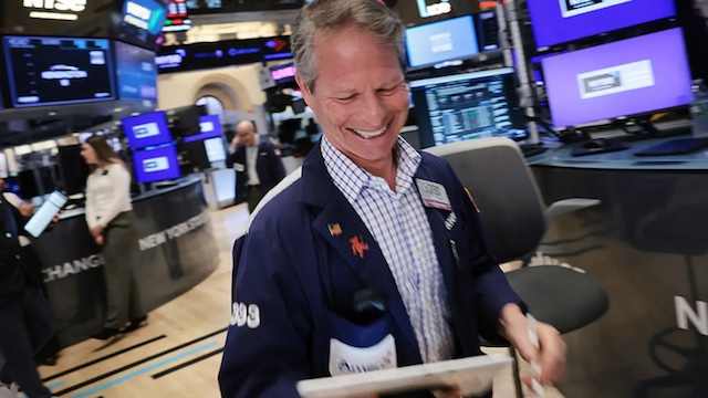 Bứt phá hơn 1,300 điểm, Dow Jones tăng mạnh nhất trong 1 năm