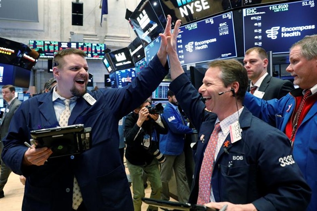 Giá dầu sụt 10%, Dow Jones tăng 700 điểm sau khi Iran nói mở cửa hoàn toàn eo biển Hormuz