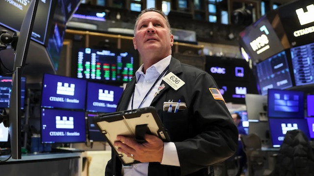 Dow Jones tăng gần 870 điểm, S&P 500 lần đầu đóng cửa trên 7,100 điểm