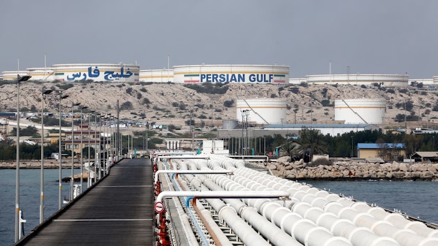 Dầu Brent tăng 5% khi Mỹ và Iran tấn công tàu thương mại