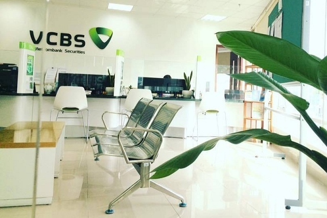 Lãi ròng giảm 21% trong quý 1, VCBS nói do lãi suất cao