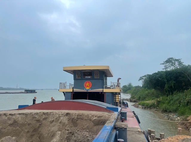 Xử lý gần 1,000m3 cát không rõ nguồn gốc trên sông Hồng