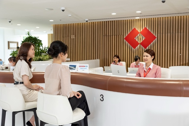 Dẫn đầu về gắn kết khách hàng, Techcombank lập đỉnh thu phí dịch vụ tăng trưởng hơn 46%