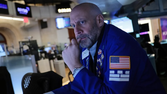 Dow Jones lao dốc hơn 550 điểm