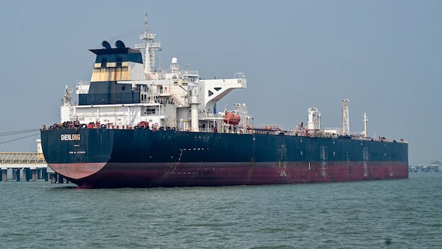Dầu Brent vượt 104 USD/thùng
