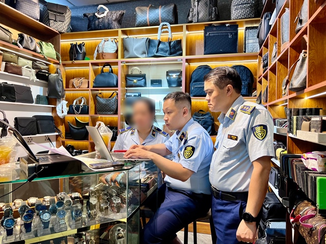 Saigon Square bị phản ánh bật loa báo động để né đoàn kiểm tra hàng giả
