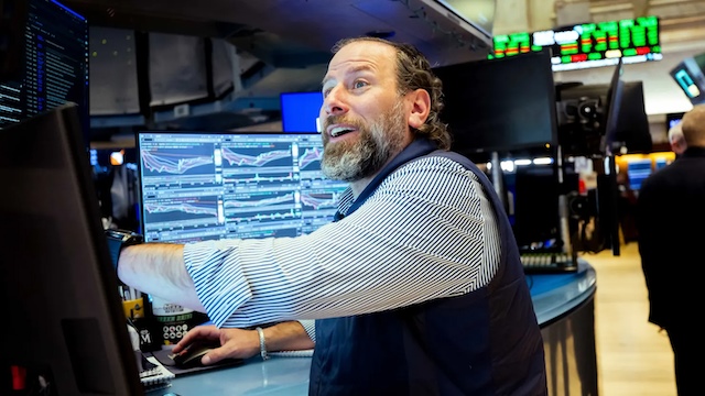 Dow Jones tăng tiếp gần 300 điểm 