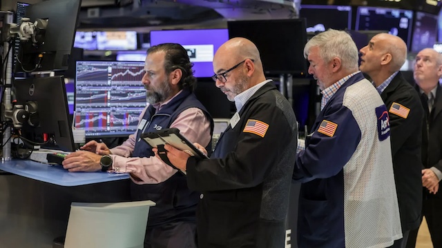 Dow Jones lập kỷ lục mới khi giá dầu hạ nhiệt