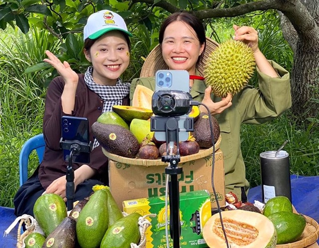 Từ bán cho thương lái đến livestream chốt đơn