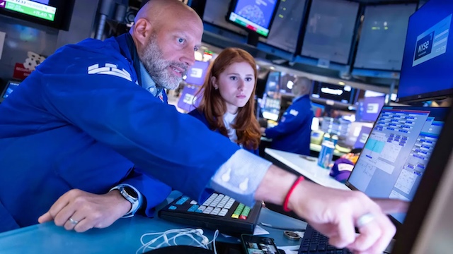 Nasdaq mất hơn 2% trong làn sóng bán tháo công nghệ toàn cầu
