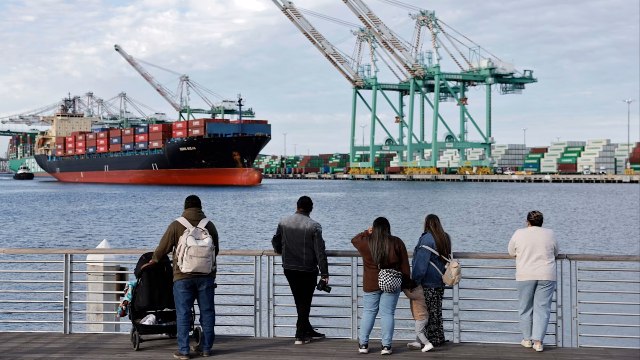 Doanh nghiệp đổ xô vận chuyển hàng trước hạn áp thuế, giá cước vận chuyển container tăng dựng đứng