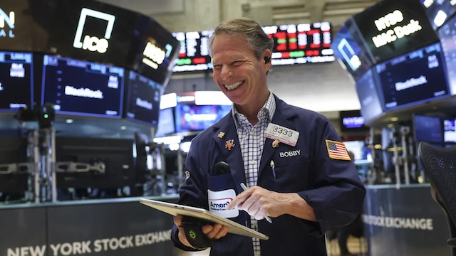 Nửa đầu năm thăng hoa của Phố Wall: Dow Jones lập đỉnh, Russell 2000 tăng mạnh nhất hơn 30 năm