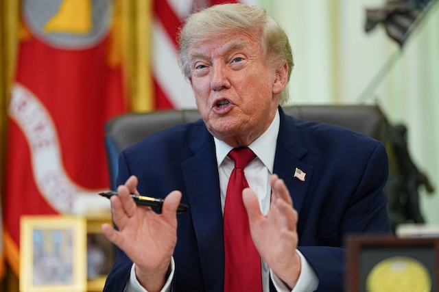 Ông Trump đề xuất thu phí 20% hàng hóa qua eo biển Hormuz, tái áp đặt phong tỏa Iran