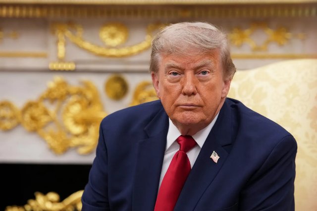Ông Trump bỏ kế hoạch thu phí 20% qua eo biển Hormuz