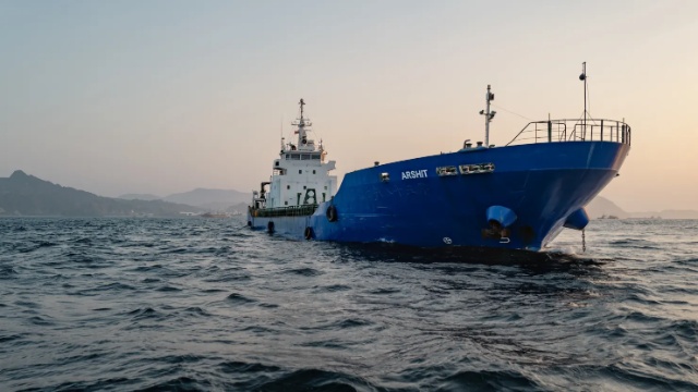Tàu thuyền lại né eo biển Hormuz