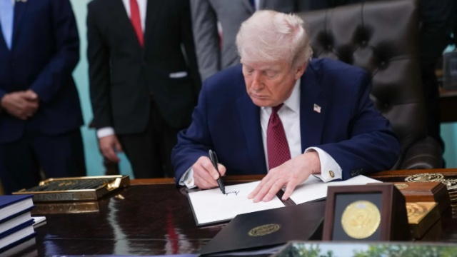 Ông Trump sẽ áp thuế tới 100% với thuốc generic nhập khẩu từ năm 2028