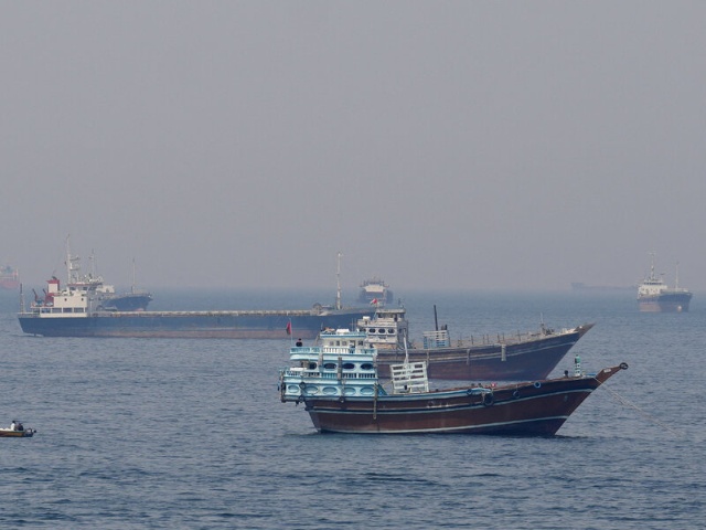 Lưu lượng tàu qua eo biển Hormuz xuống gần đáy ba tháng 