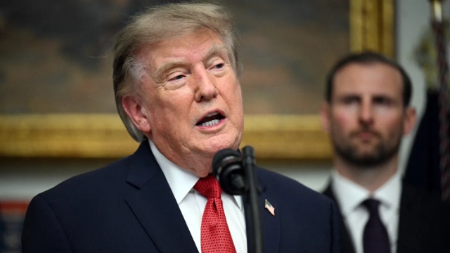 Ông Trump tuyên bố “chiến tranh kinh tế” với Iran