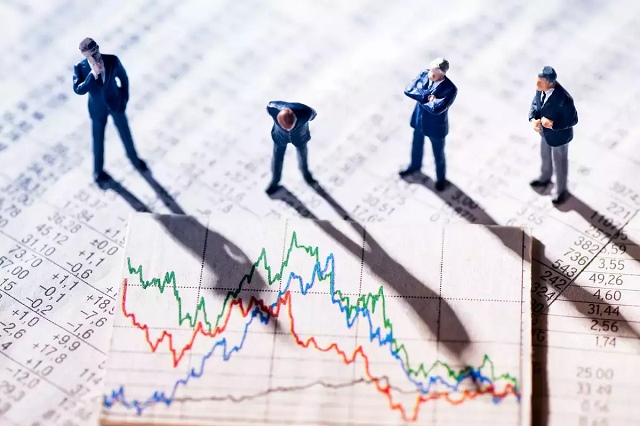 Dòng tiền rút khỏi nhóm bất động sản, chứng khoán 