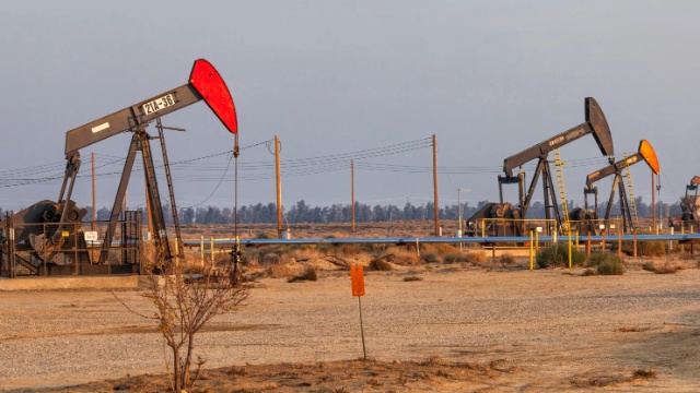 Dầu Brent tăng hơn 2% khi Nhà Trắng cho biết Mỹ chưa đàm phán với Iran