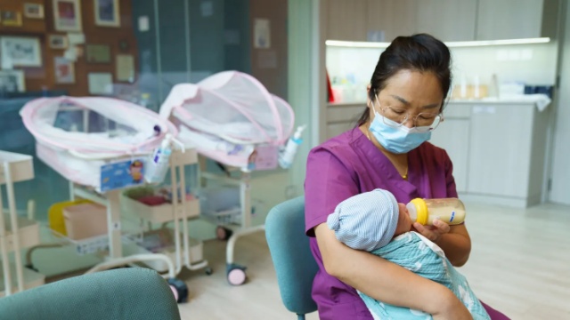 Singapore mạnh tay chi tiền và ưu đãi để khuyến khích sinh con