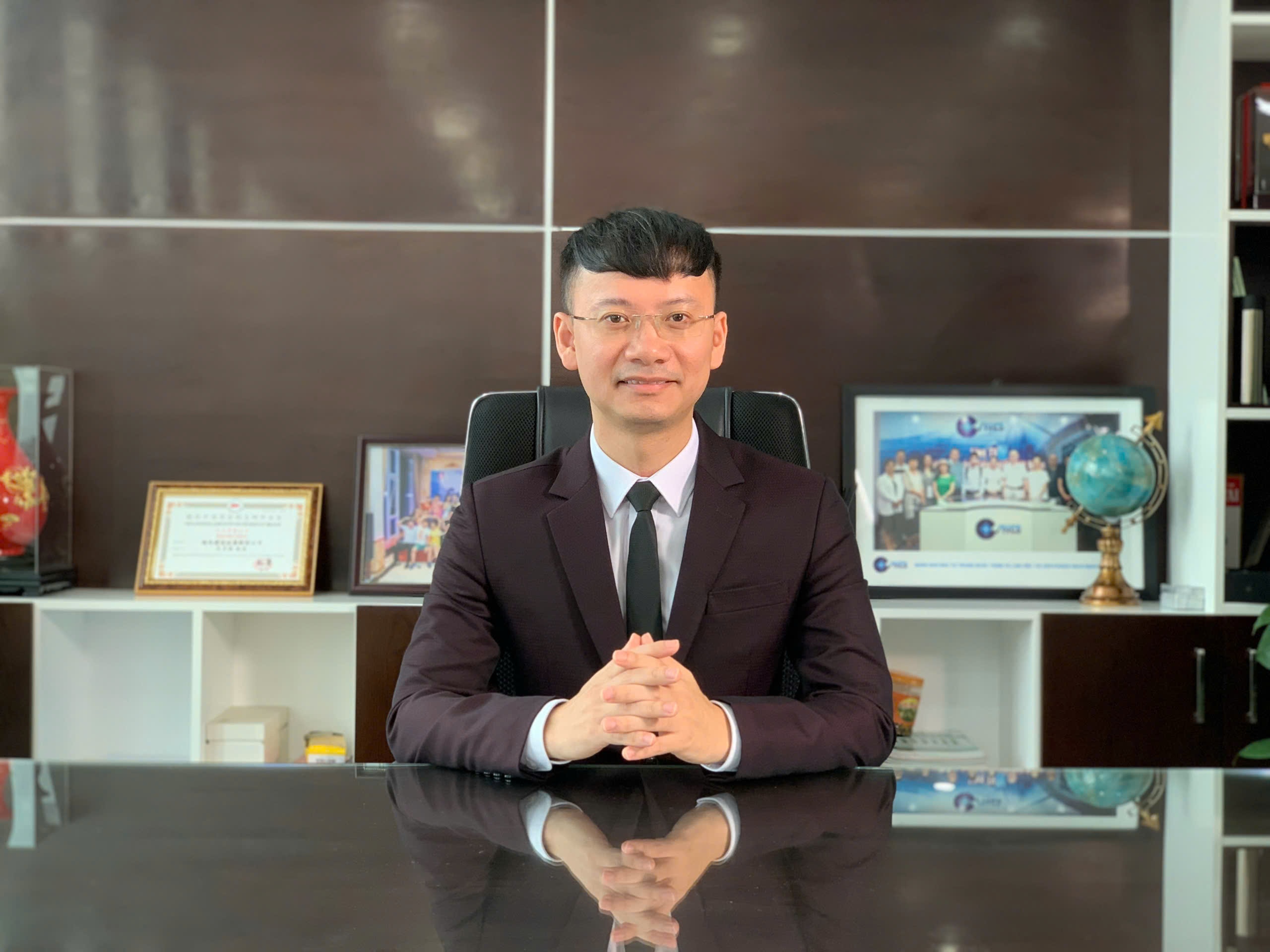 Ông Đỗ Bảo Ngọc ngồi tại bàn làm việc.