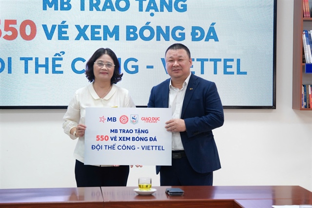MB trao tặng hơn 600 vé xem bóng đá cho Trường THCS Giảng Võ