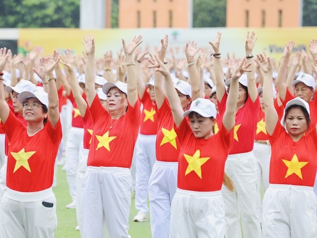 Hơn 2,000 người cao tuổi cùng Vinamilk Sure lan tỏa tinh thần “chủ động sống khỏe
