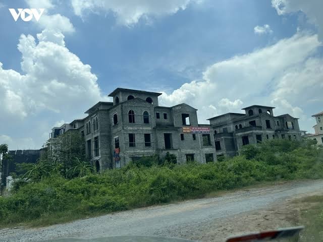 Nghiên cứu đưa vào Luật Đất đai (sửa đổi) các nguyên tắc về thuế chống đầu cơ và xử lý tình trạng đất bỏ hoang