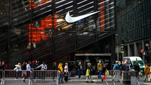 Khủng hoảng ở đế chế giày Nike