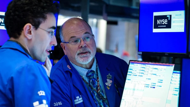 Dow Jones tăng 250 điểm, Nasdaq có lúc lập kỷ lục mới sau báo cáo việc làm 