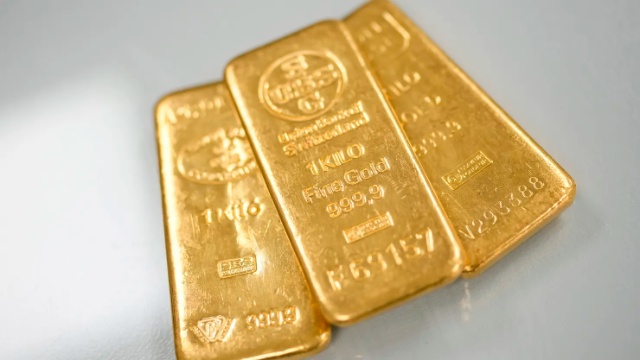 Vàng thế giới giảm hơn 1% về gần mốc 4,100 USD