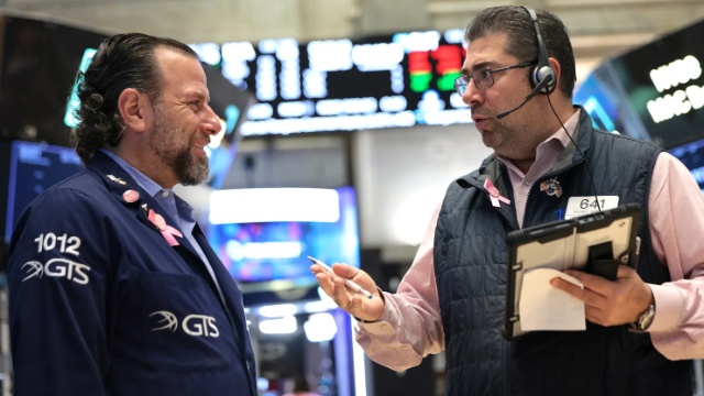 Dow Jones tăng hơn 500 điểm khi dòng tiền rút khỏi nhóm AI