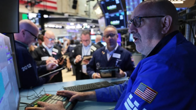 Nasdaq lao dốc hơn 2%, ghi nhận tuần tệ nhất kể từ tháng 6 khi cổ phiếu AI bị bán tháo