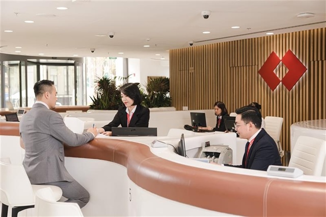 Nguồn thu dịch vụ tăng 40%, Techcombank củng cố vị thế dẫn đầu, lợi nhuận quý 3 lập kỉ lục mới
