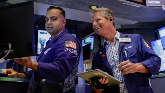 S&P 500 leo dốc 3 phiên liền, Nasdaq tăng hơn 1% nhờ SpaceX và Tesla