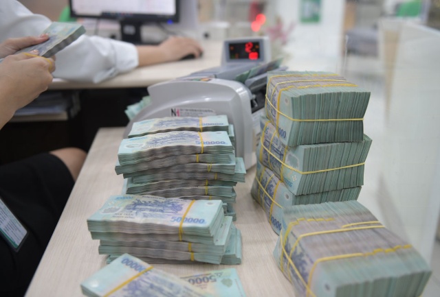 Tiền mặt tại quầy giao dịch ngân hàng