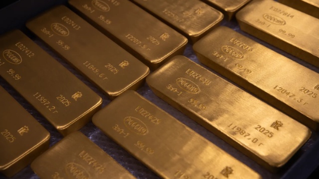 Rơi hơn 2%, vàng thế giới xuống đáy hơn hai tuần 