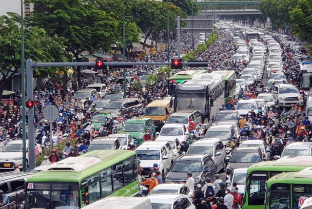 Dòng phương tiện ùn tắc trên đường